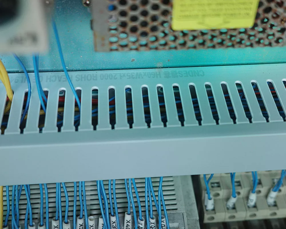 Cad iad na samhlacha agus na sonraíochtaí coitianta a bhaineann le seoltán plaisteach PVC?